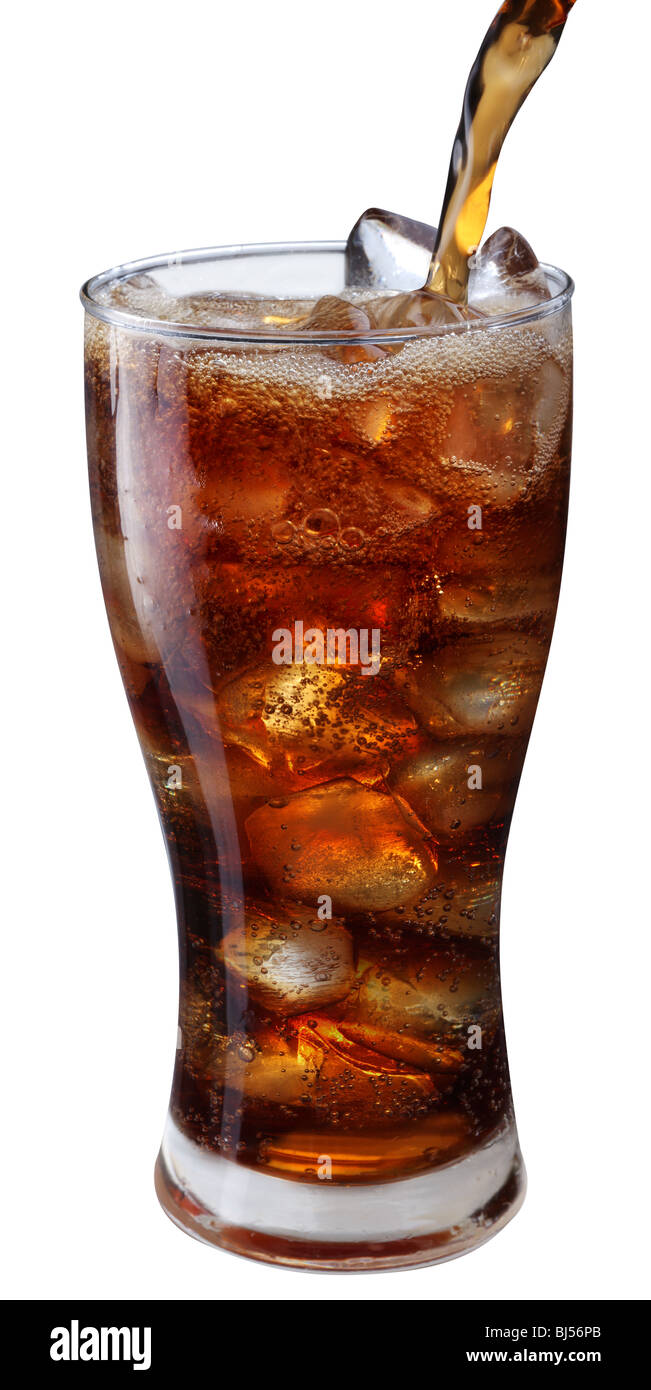 Colata di cola nel bicchiere con ghiaccio Foto Stock