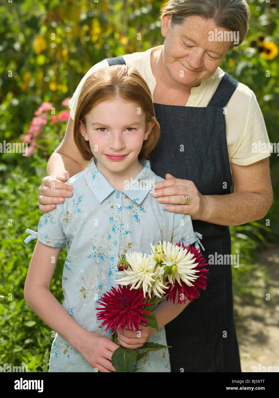 Una madre orgogliosamente tenendo la figlia Foto Stock