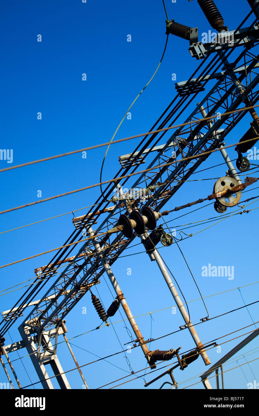 Stazione ferroviaria elettrificata overhead cavi di potenza contro un cielo blu Foto Stock