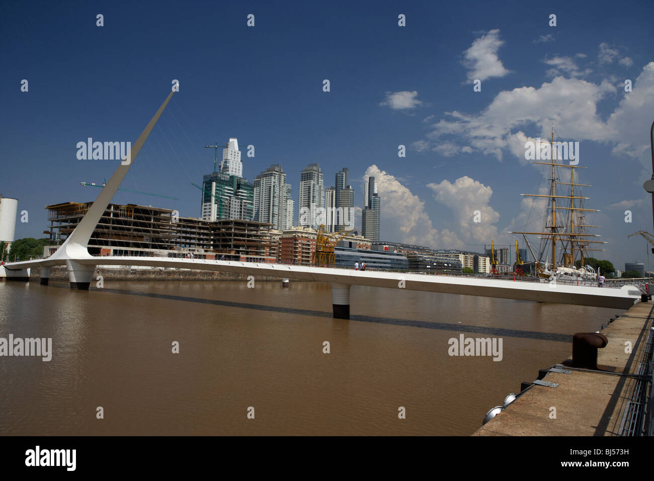 Santiago calatravas Puente de la mujer o womens bridge nell'area dei Docks di puerto madero Capital Federal Buenos Aires Foto Stock