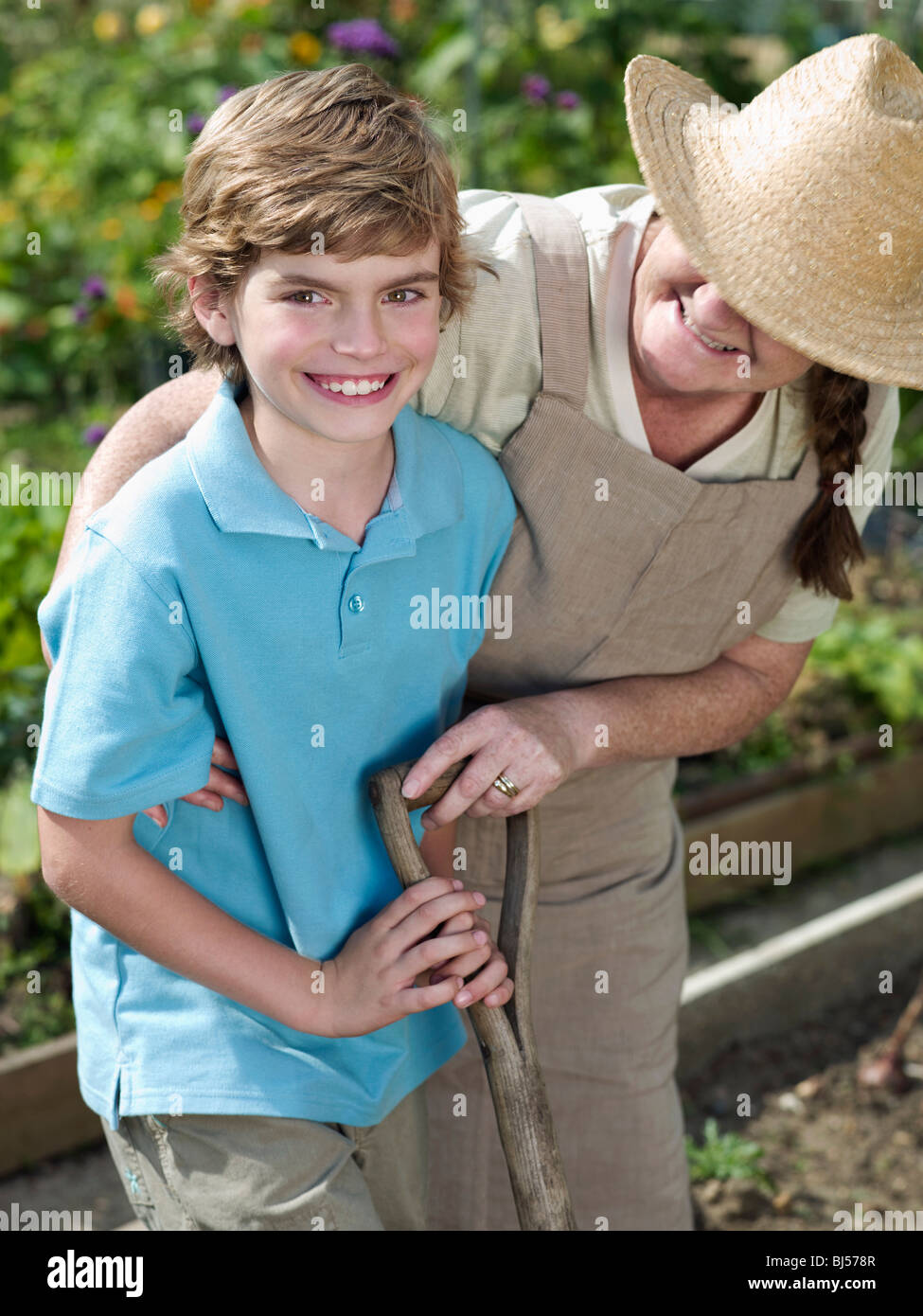 Una madre e figlio in un giardino Foto Stock