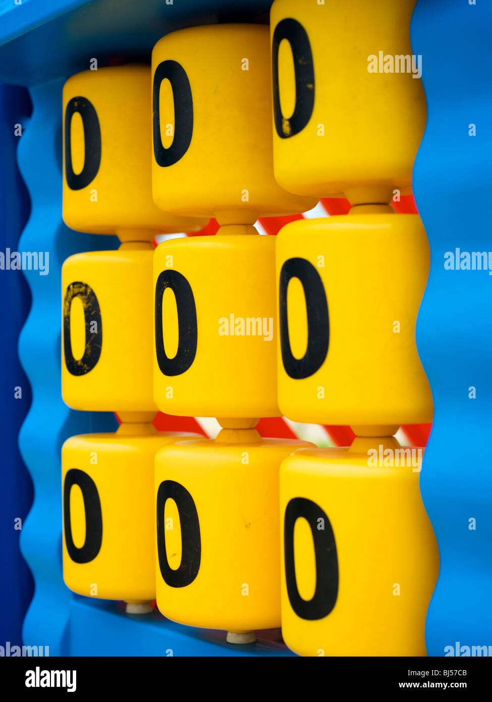 X e o gioco in un campo giochi per bambini Foto Stock