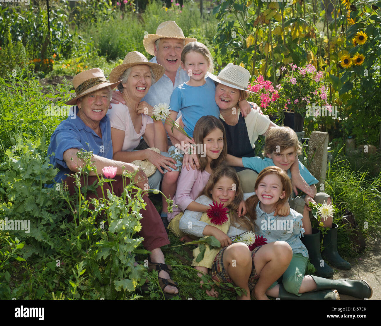 Un ritratto di gruppo in un giardino Foto Stock