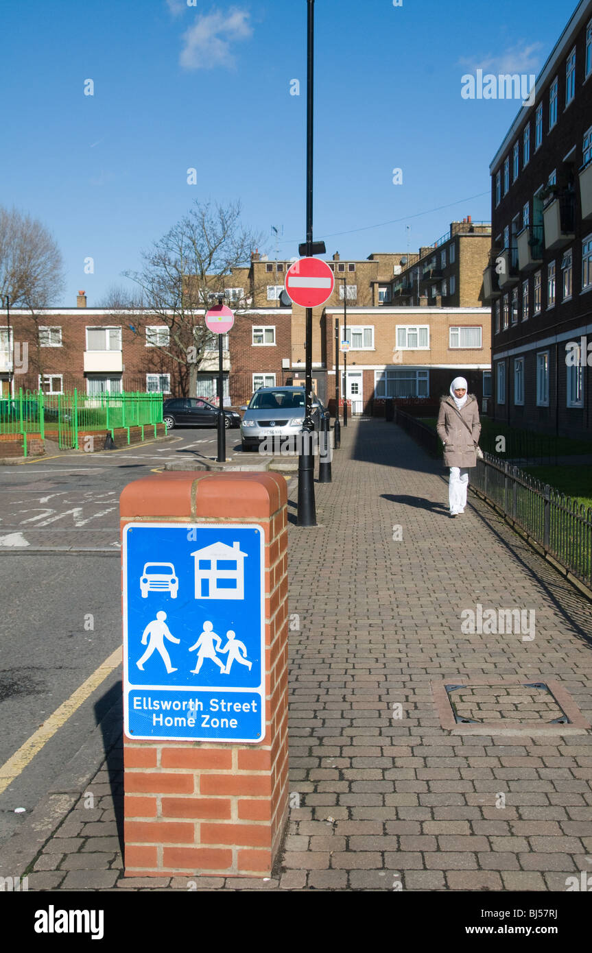 Regno Unito donna musulmana a piedi in Stapleton House consiglio complesso residenziale a Tower Hamlets London Foto Stock