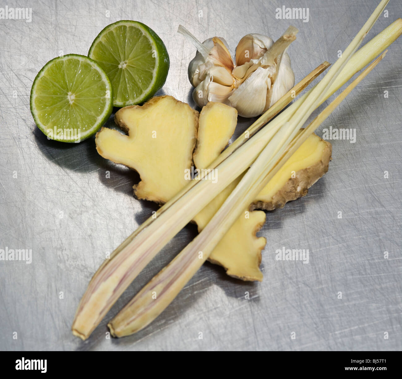 Gli ingredienti della cucina su una superficie di acciaio Foto Stock