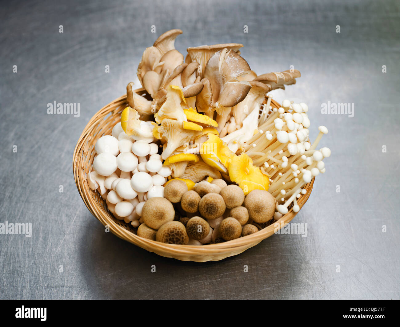 Un cesto di funghi misti Foto Stock