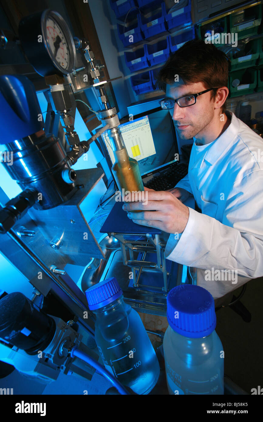 La ricerca e lo sviluppo di scienziato Foto Stock