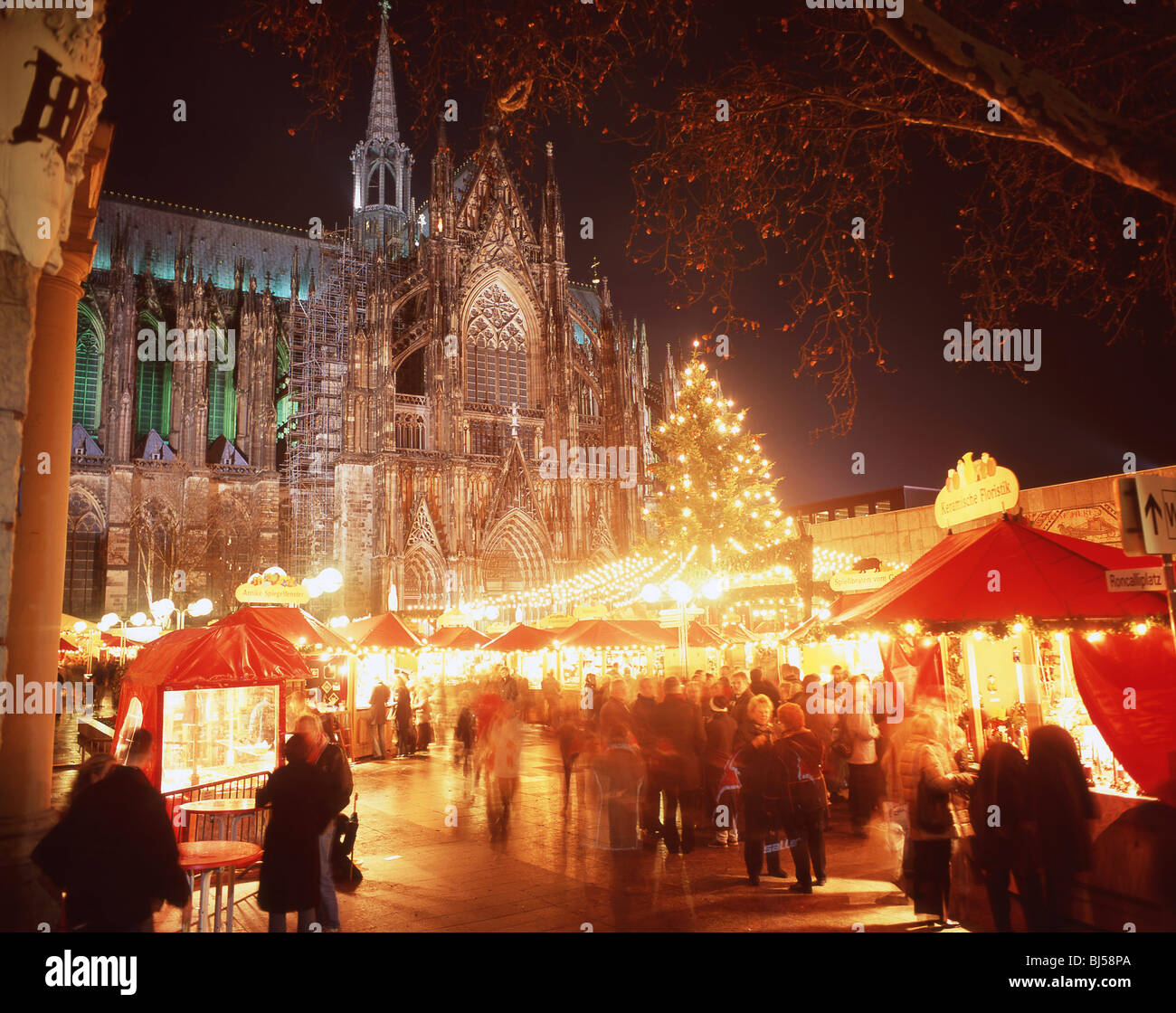 Alter Markt Christmas Market al crepuscolo, Colonia (Koln), Nordrhein-Westfalen, Repubblica federale di Germania Foto Stock