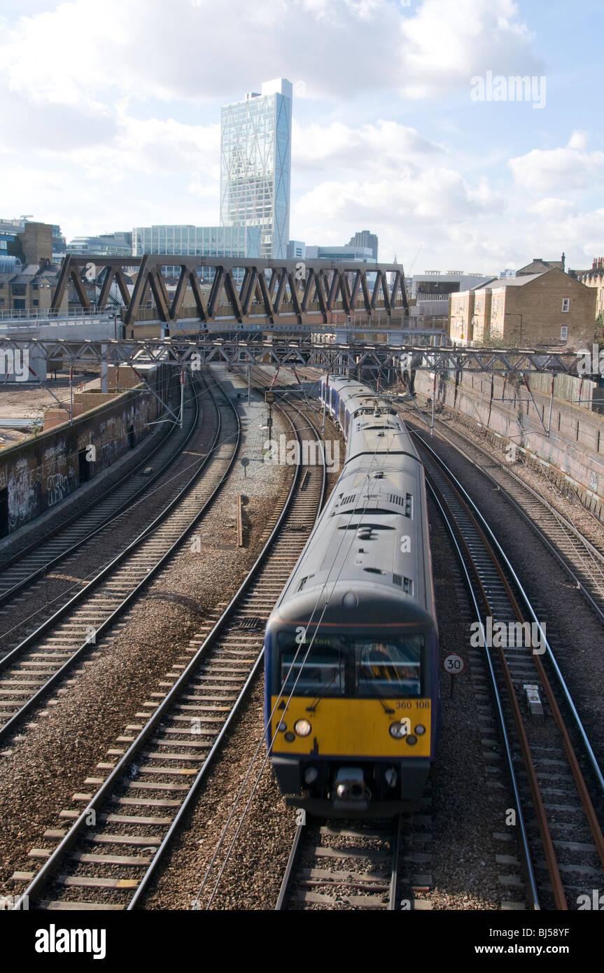 Regno Unito. Treno che va oltre la nuova Brick Lane metropolitana ponte per la nuova stazione della metropolitana per 2012 Olympic rigenerazione in Londra Foto Stock