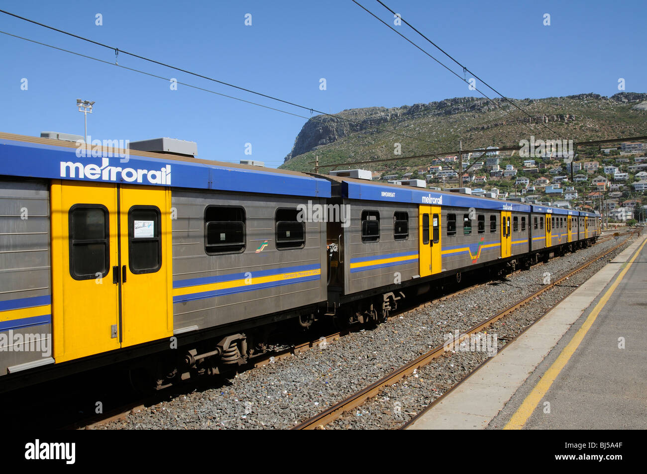 Metrorail treni pendolari a Fish Hoek stazione ferroviaria la linea viene eseguito un percorso costiero da Città del Capo a Simonstown S Africa Foto Stock