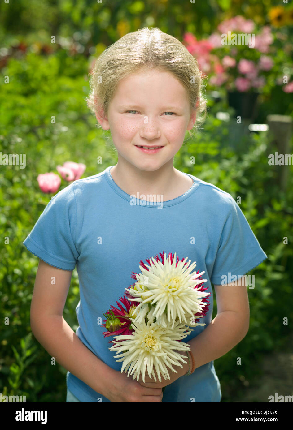Una giovane ragazza con alcuni fiori Foto Stock