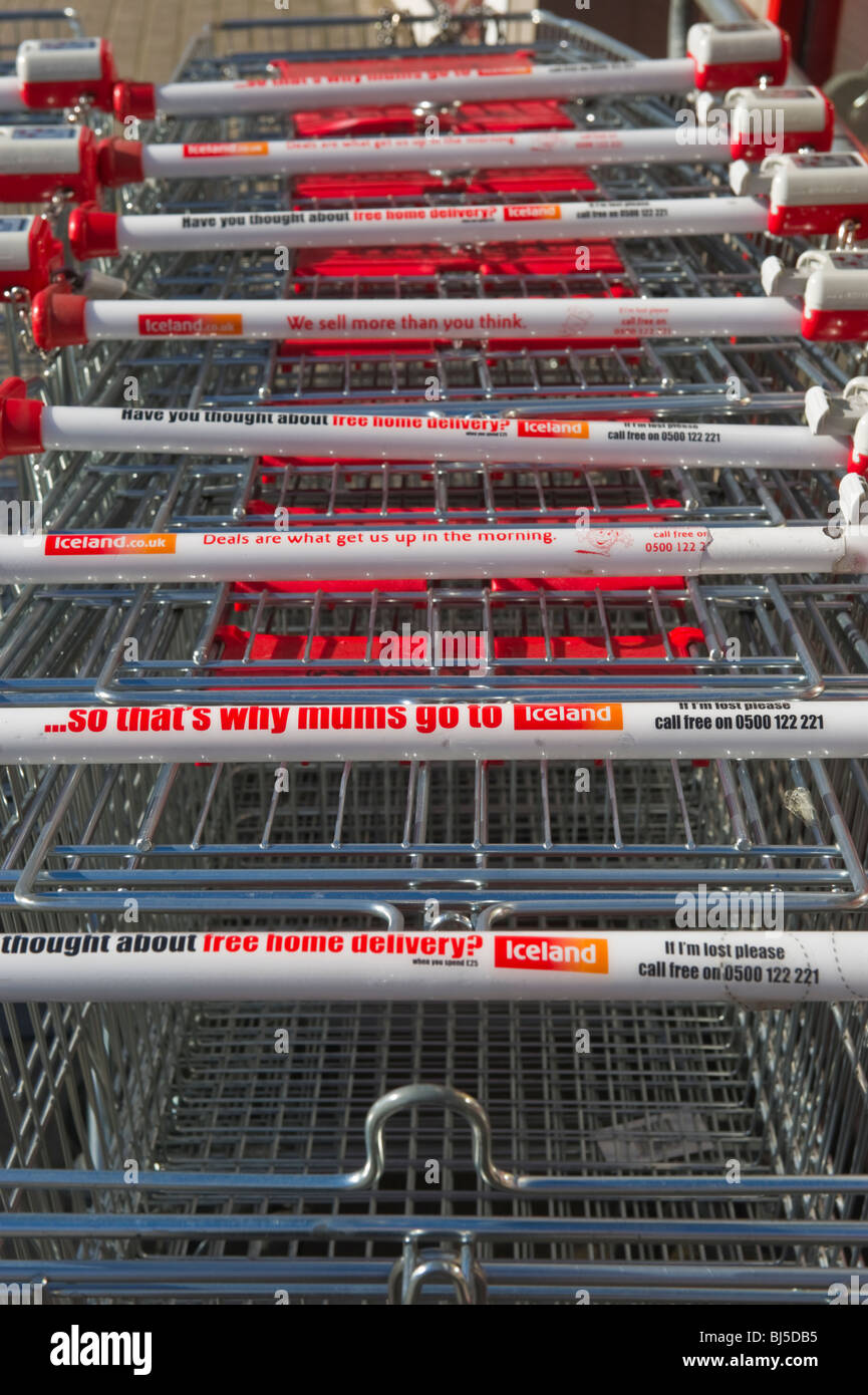 Supermercato carrelli della spesa al di fuori dell'Islanda supermercato nel nuovo Amersham Buckinghamshire REGNO UNITO Foto Stock