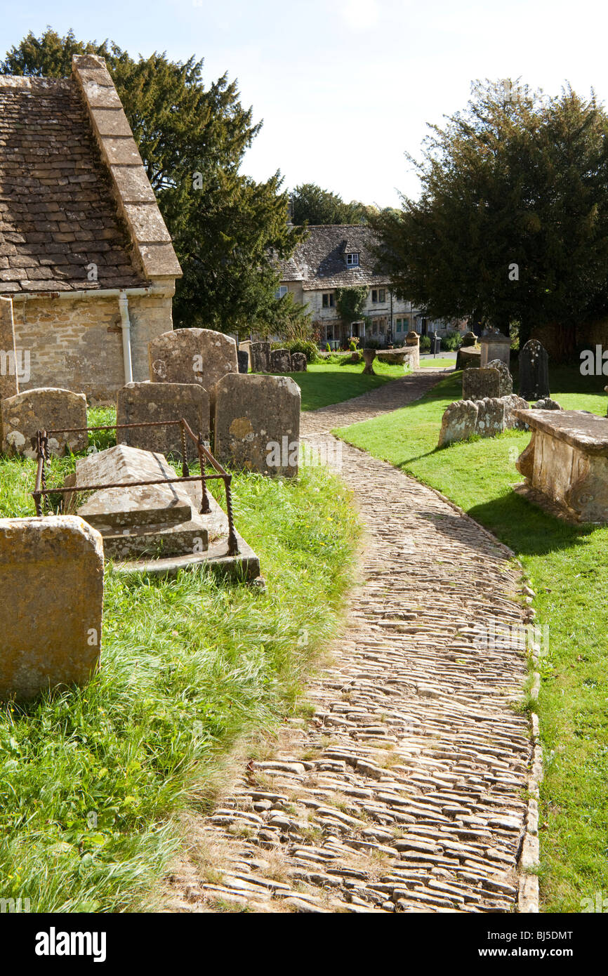 Il percorso di pietra a Sant'Andrea chiesa nel villaggio Costwold di Chedworth, Gloucestershire Foto Stock