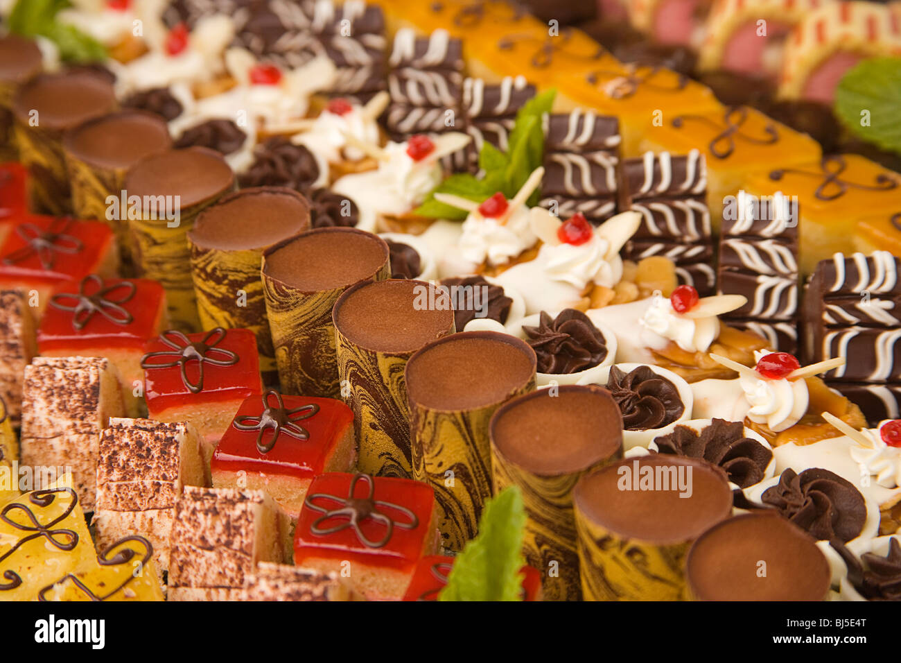 Una scelta di cioccolatini assortiti e dessert Foto Stock