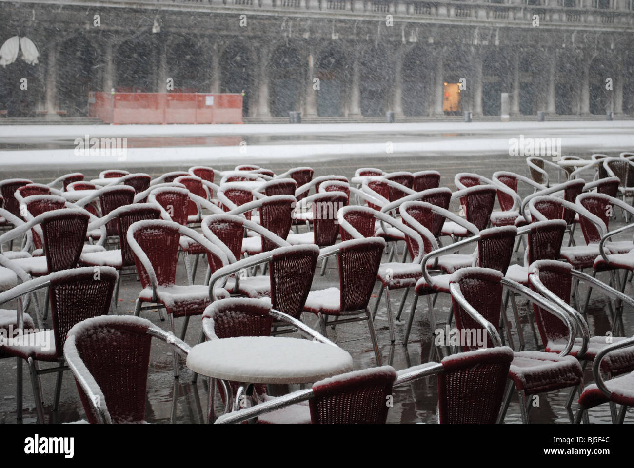 Cafe i tavoli e le sedie in una tempesta di neve, Piazza San Marco, Venezia, Italia Foto Stock