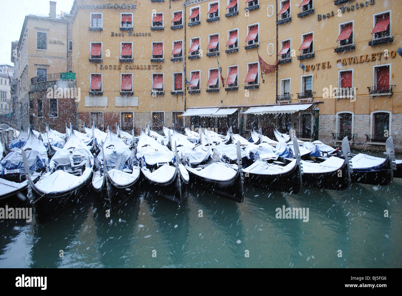 Gondole in una tempesta di neve, Venezia, Italia Foto Stock
