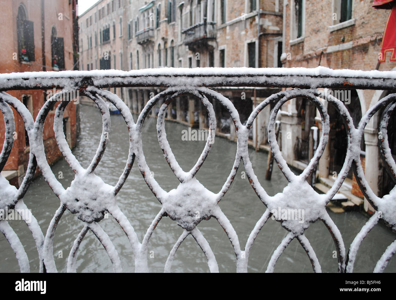 La neve su un ferro battuto bridge, Venezia, Italia Foto Stock