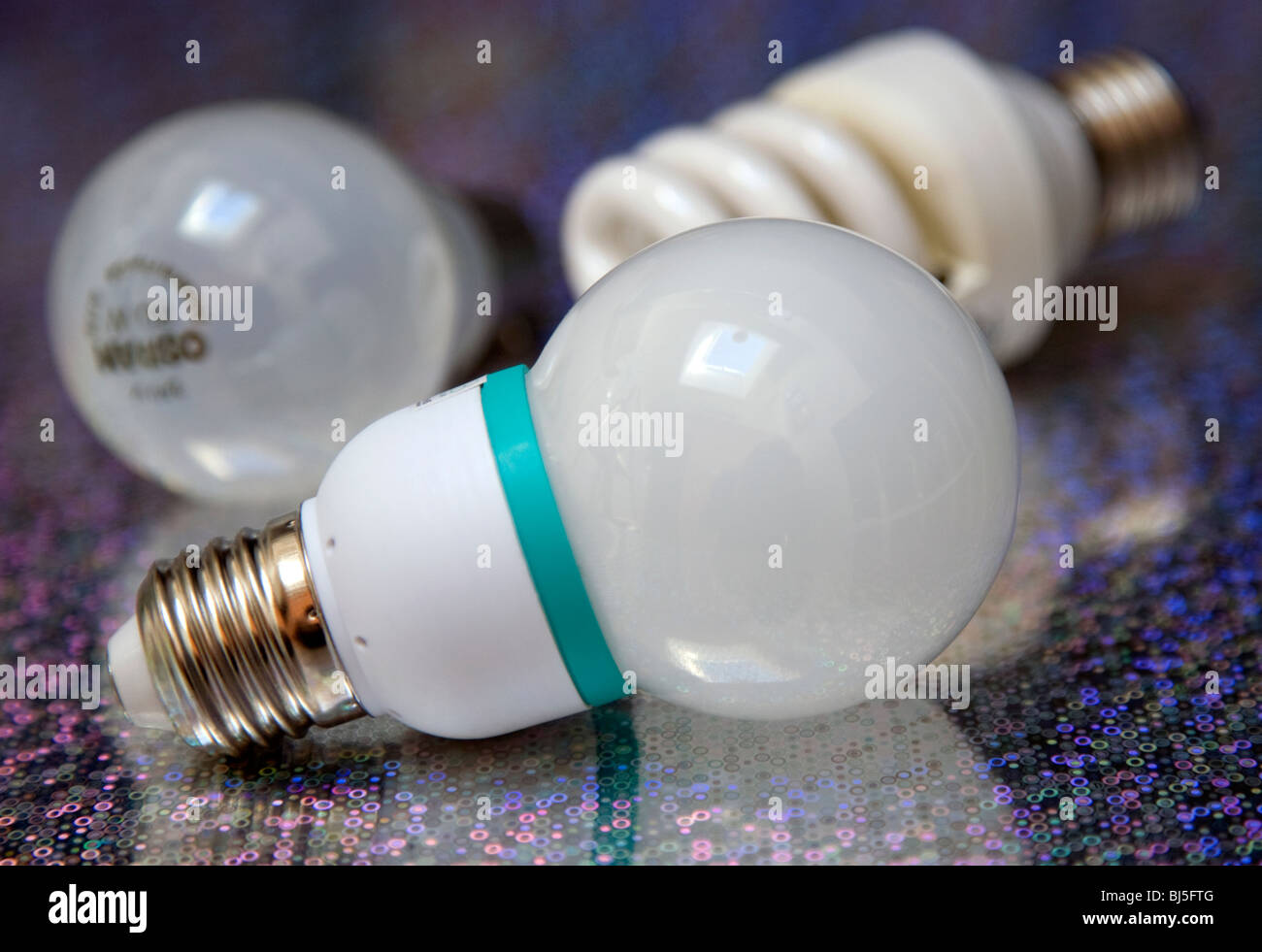 Super efficiente di energia di lampadine a LED con tungsteno e bassa energia quelli dietro Foto Stock