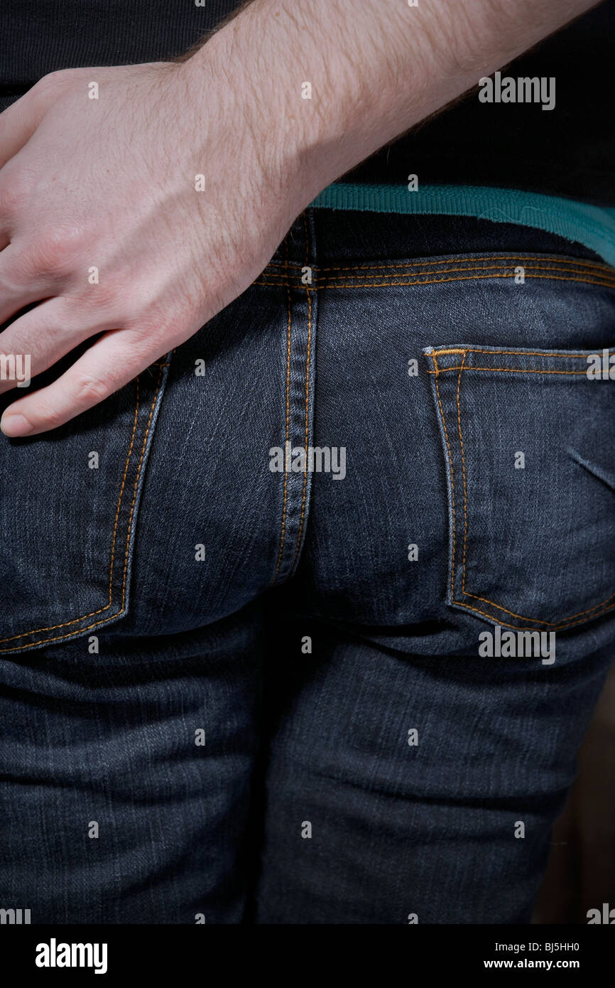 Mano sul bum, mano sul culo, culo, Bum, una mano, un ragazzo e una ragazza,  jeans, ma, ragazza Foto stock - Alamy