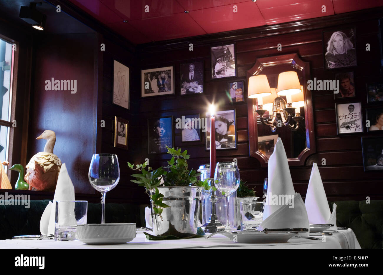 Un lussuoso e molto kitsch tavolo per la cena in un ristorante di piccole dimensioni. Monaco di Baviera, Germania Foto Stock