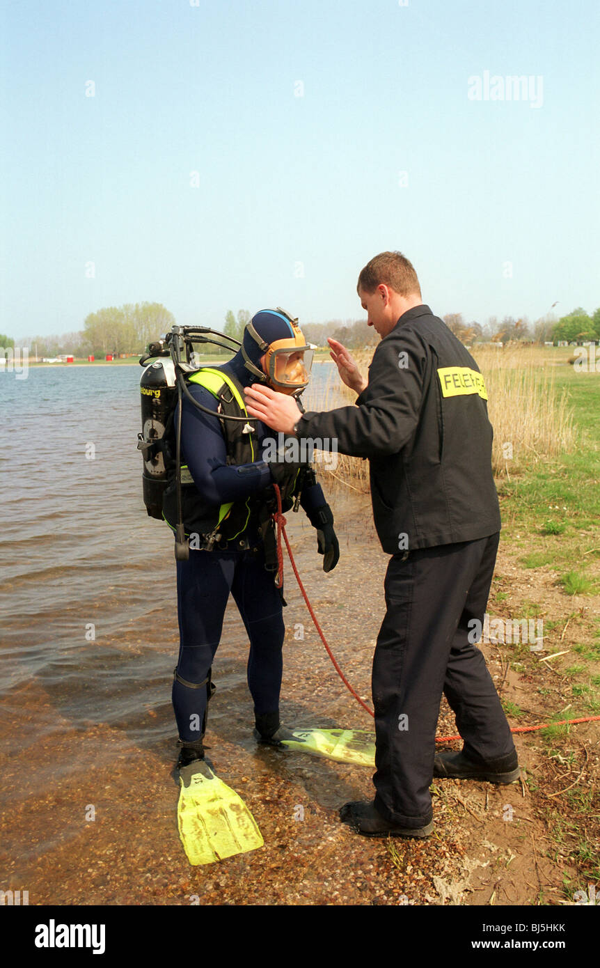 Vigili del fuoco subacqueo su un lago inizio esercitazioni di salvataggio, Germania Foto Stock