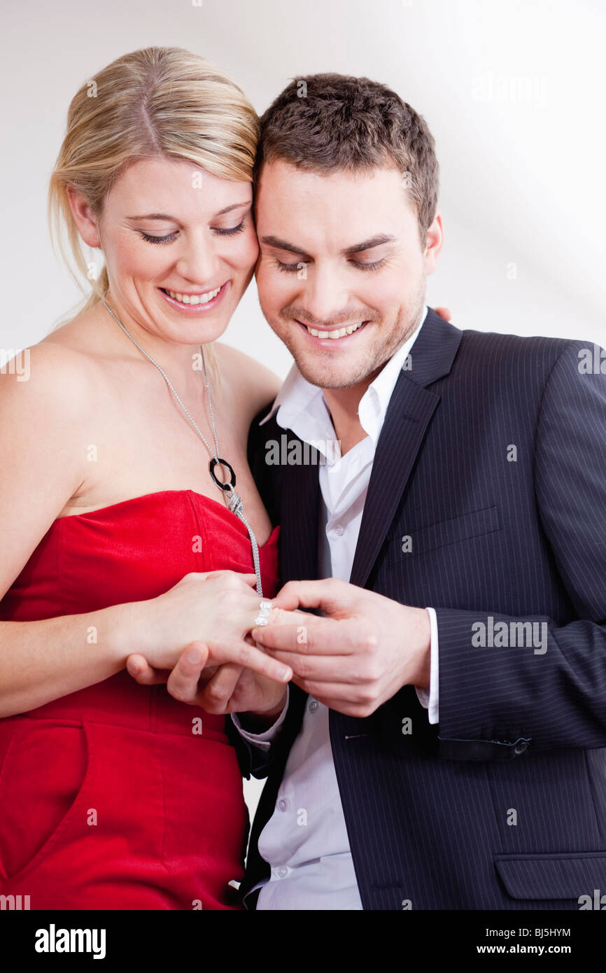 Uomo di mettere l'anello sul dito womans Foto Stock