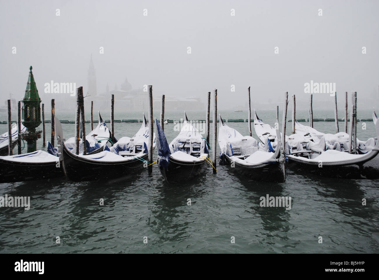 Gondole giacciono a riposo nel Canale della Giudecca sotto una coltre di neve, Piazzetta, Venezia, Italia Foto Stock
