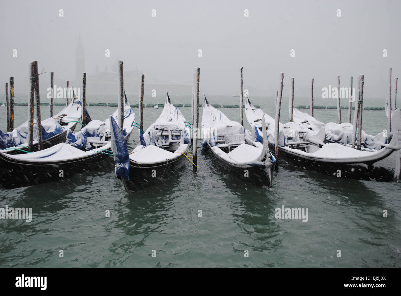 Gondole nella neve, Canale della Giudecca, La Piazzetta, Venezia, Italia Foto Stock