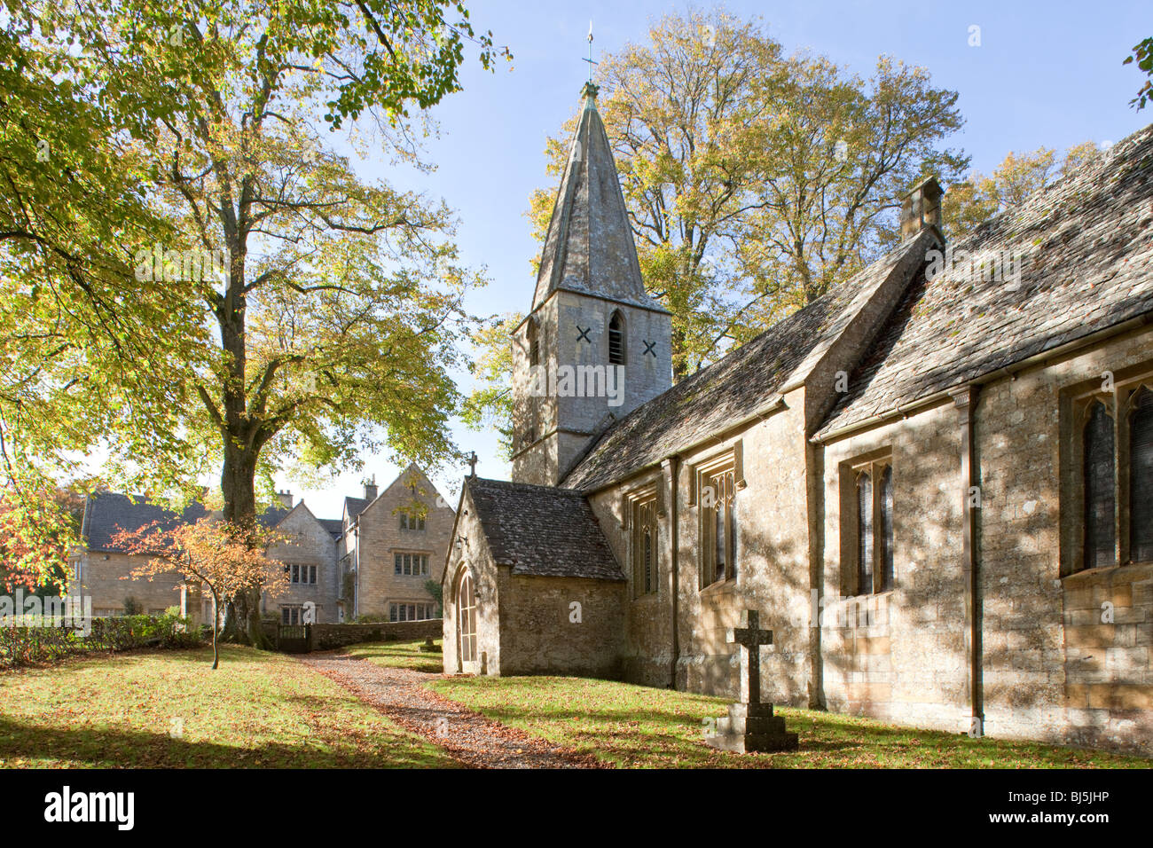 La chiesa normanna di St Bartholemew e il Maniero nel villaggio Costwold di Notgrove, Gloucestershire Foto Stock