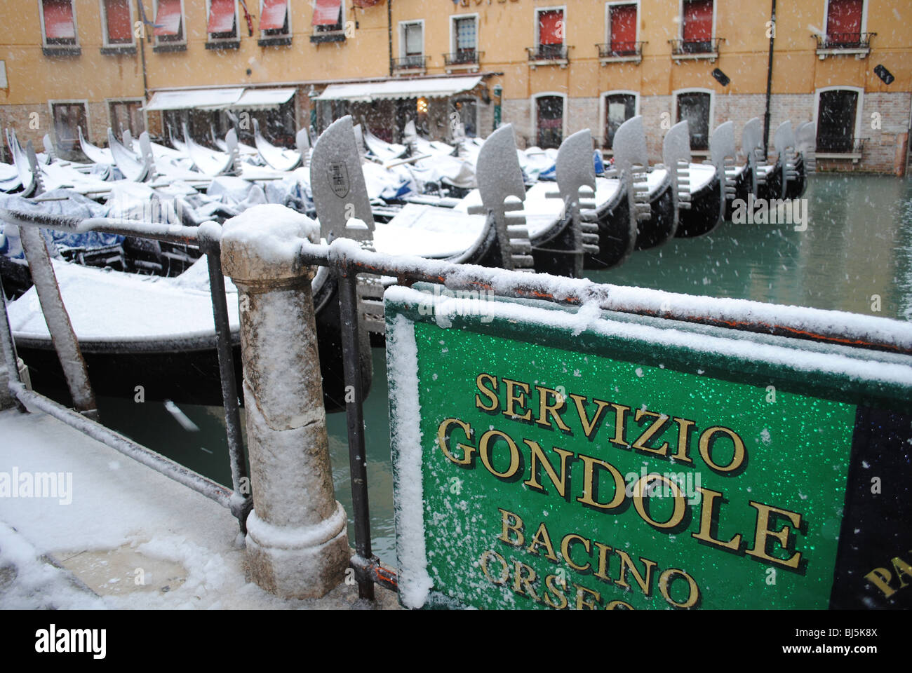 Gondole e firmare nella neve, Venezia, Italia Foto Stock