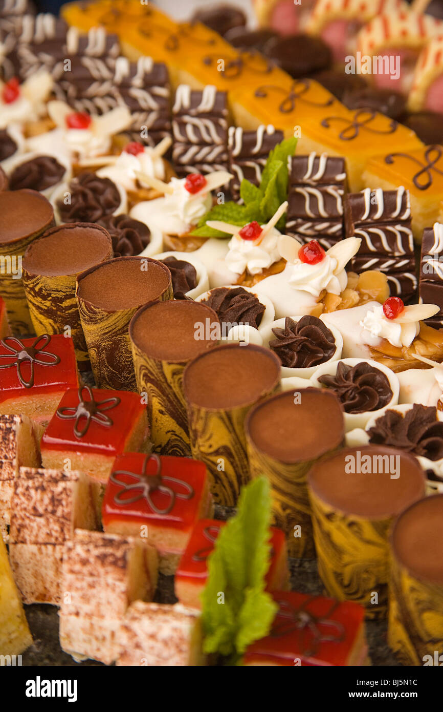 Una scelta di cioccolatini assortiti e dessert Foto Stock