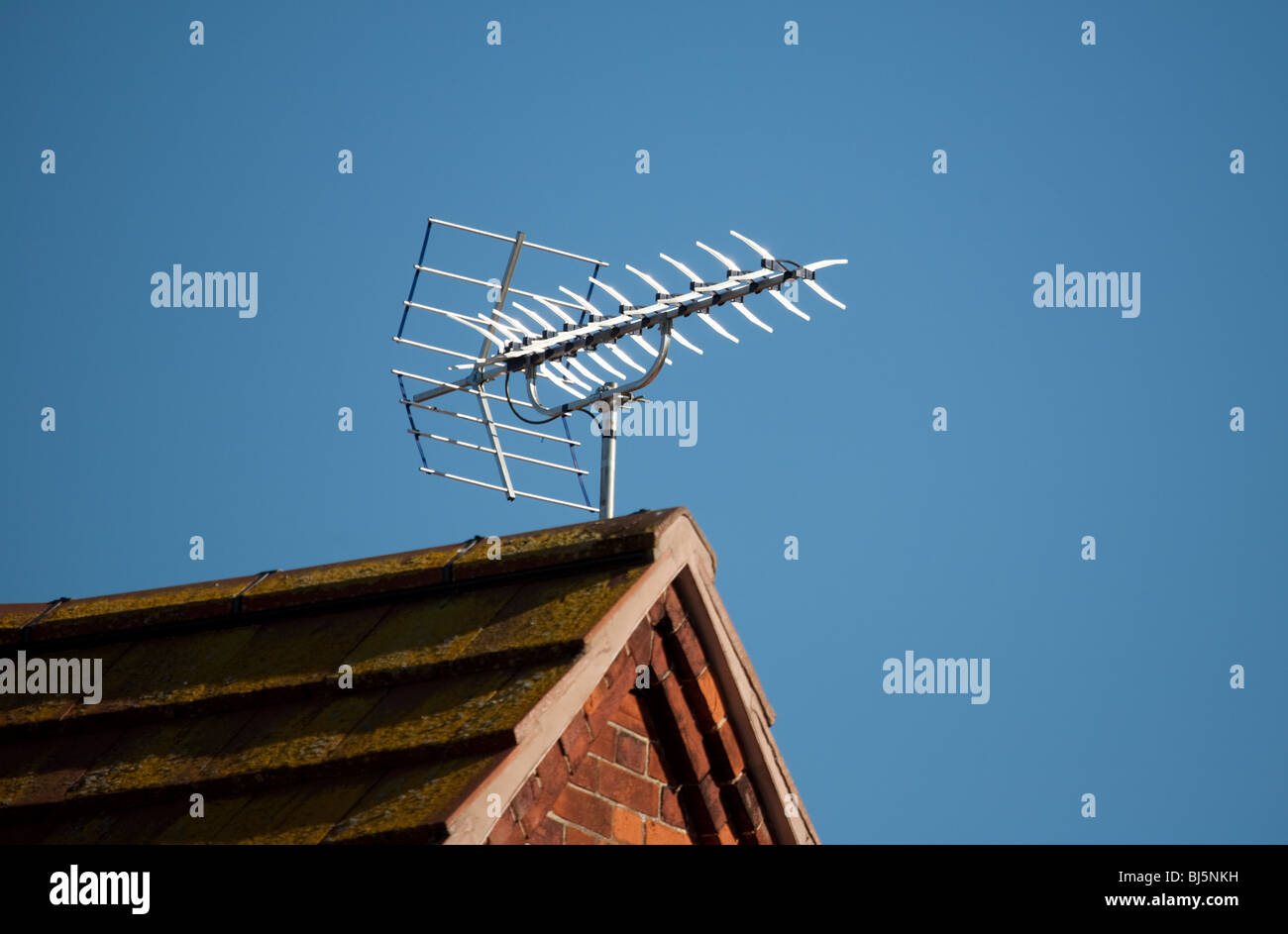 In vecchio stile analogico antenna TV su un tetto di casa, Suffolk, Regno  Unito Foto stock - Alamy