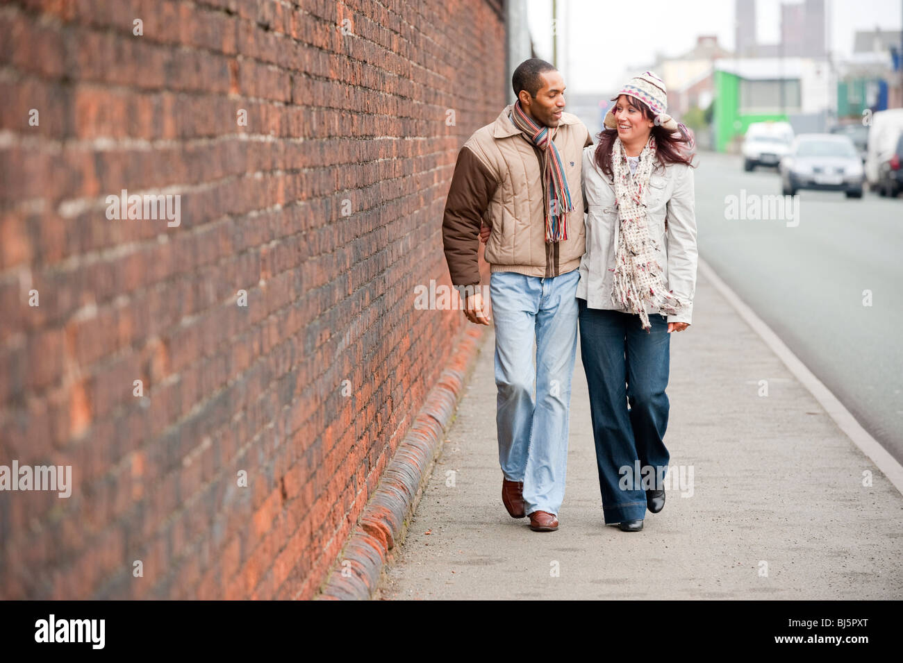 Interracial giovane - uomo nero e bianco donna mano nella mano. Modello completamente rilasciato Foto Stock