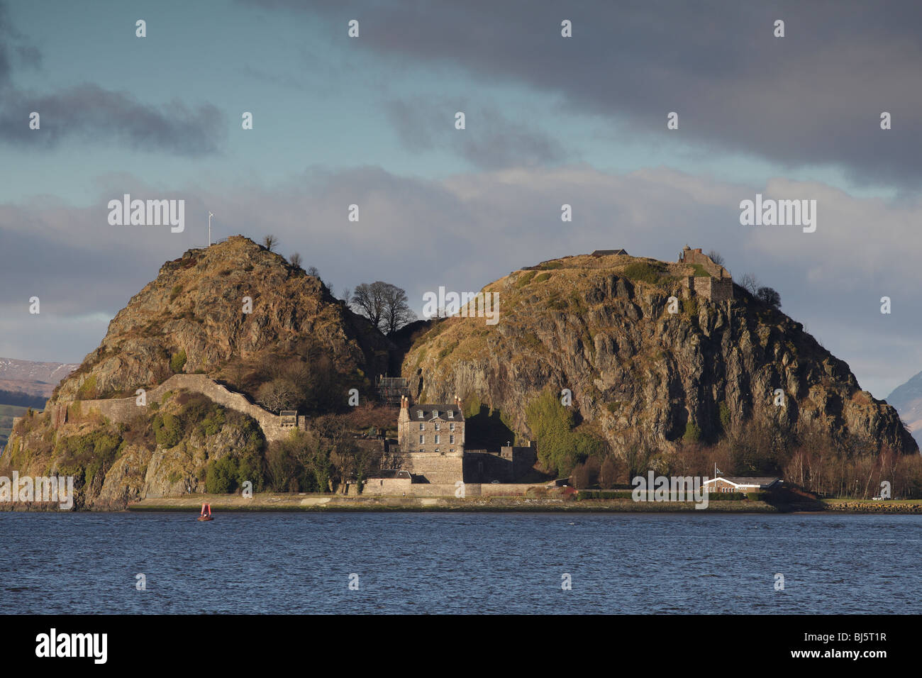 Dumbarton Rock e il castello di Dumbarton sul fiume Clyde, West Dunbartonshire, Scozia, Regno Unito Foto Stock
