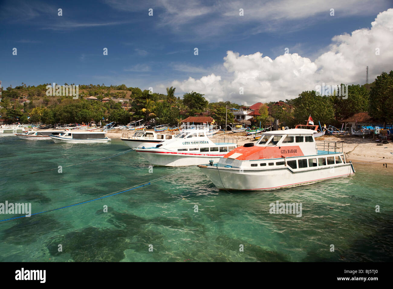 Indonesia, Bali, Padangbai, barche da diporto ormeggiate nella baia Foto Stock