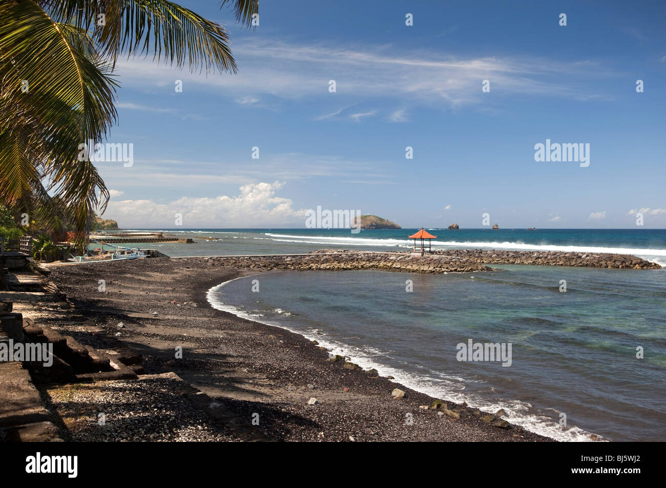 Indonesia, Bali, Candidasa, frangiflutti artificiale costruito per proteggere la spiaggia rimane Foto Stock