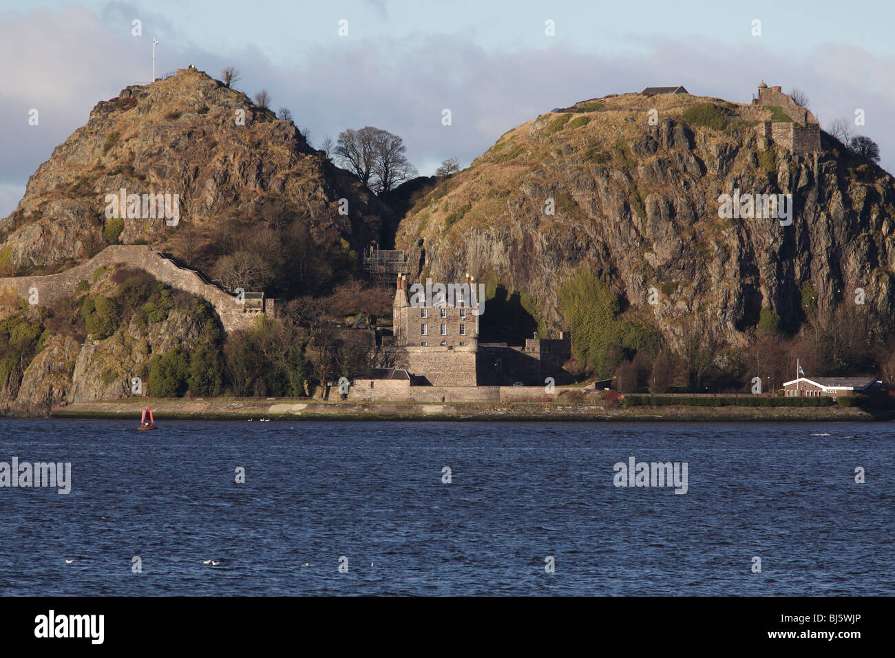 Dumbarton Rock e il castello di Dumbarton sul fiume Clyde, West Dunbartonshire, Scozia, Regno Unito Foto Stock
