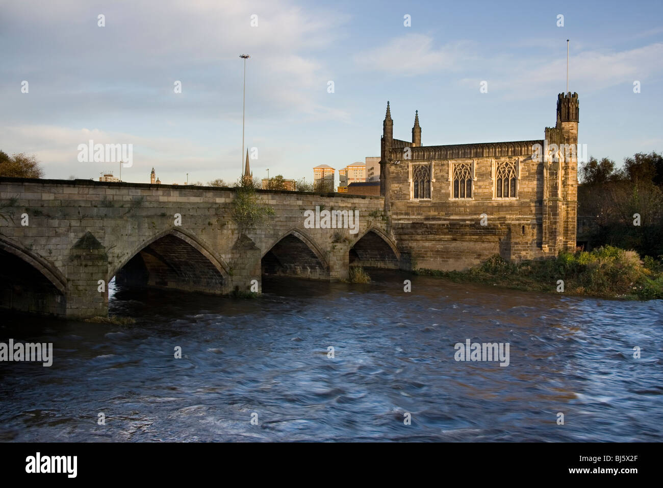 Chantry Cappella di Santa Maria Vergine (risalente alla metà del XIV secolo), in piedi sul fiume Calder a Wakefield, West Yorkshire Foto Stock