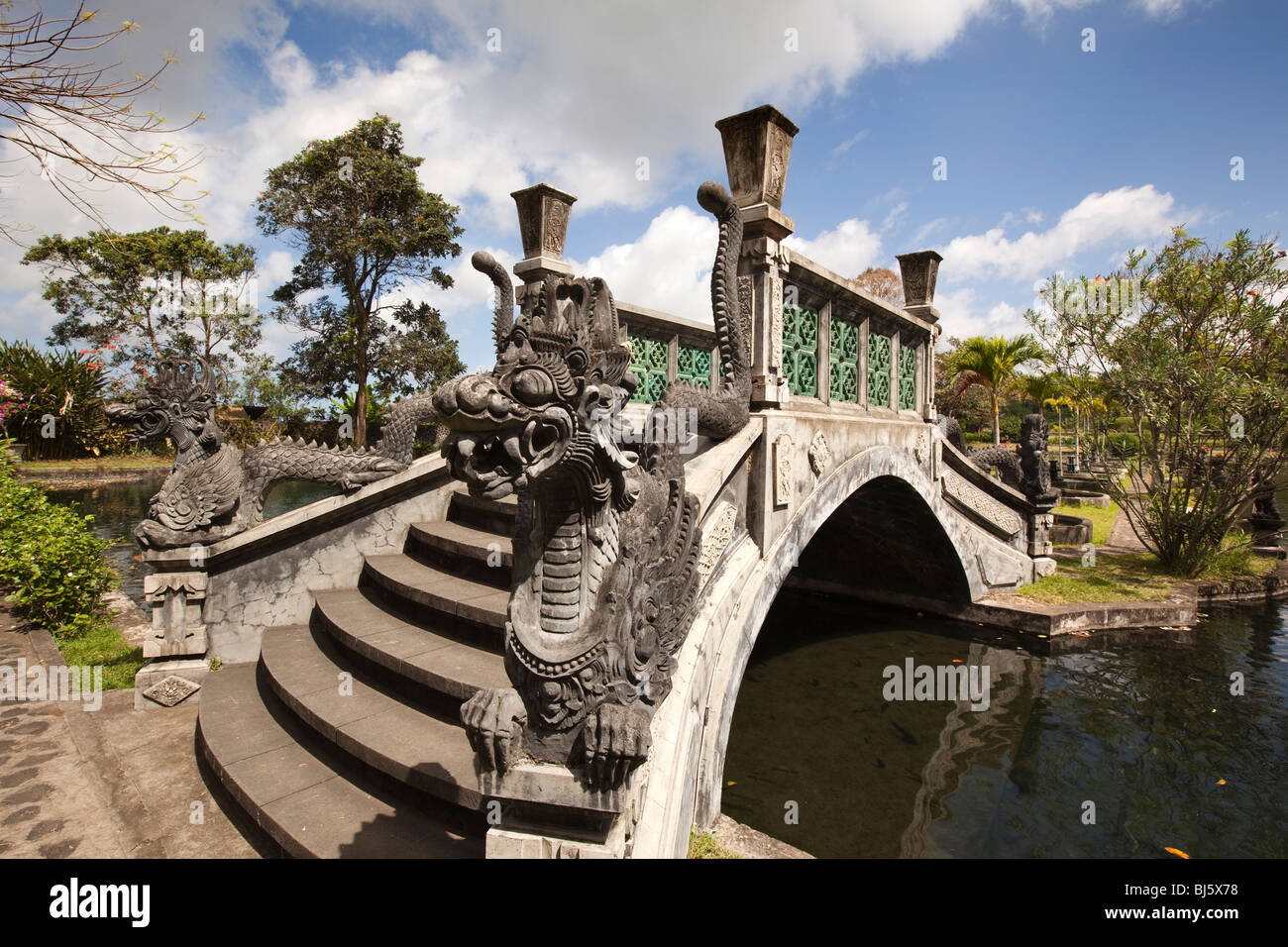 Indonesia, Bali, Tirta Gangga, acqua giardino del palazzo, dragon motif ponte sul laghetto di sud di demon island Foto Stock