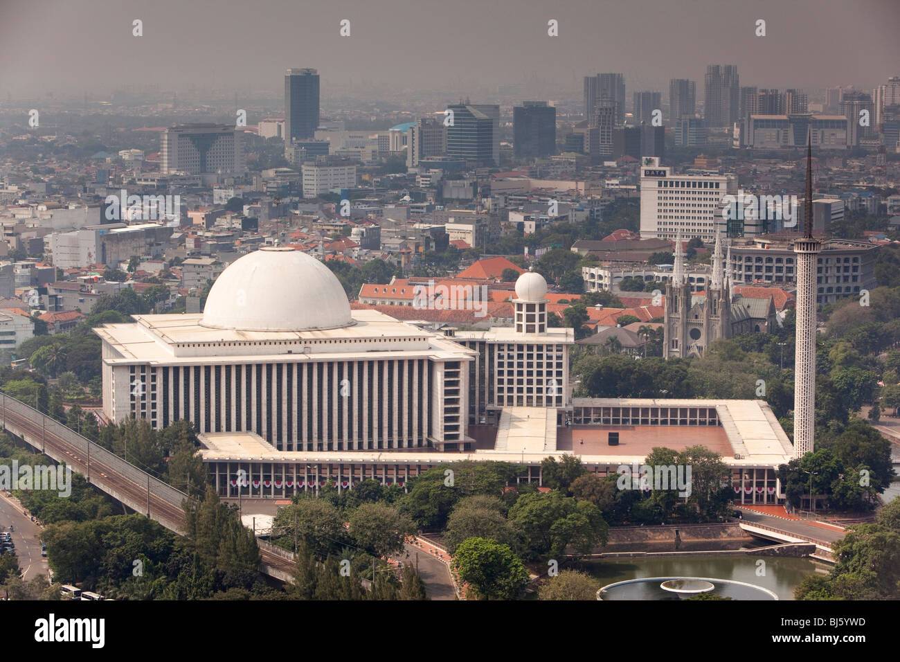 Indonesia, Java, Giacarta, Moschea Istiqlal dalla piattaforma di visualizzazione di Monas National Monument Foto Stock