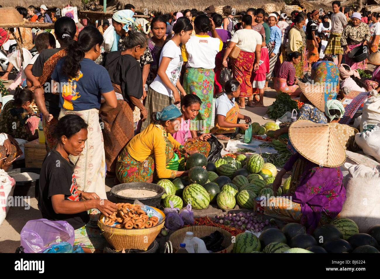 Indonesia, Lombok, Kuta, mercato settimanale bancarelle di ortaggi Foto Stock