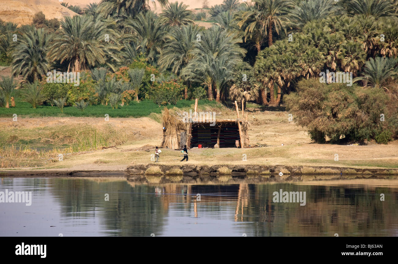 Due bambini al di fuori dell abitazione di base sulla banca del fiume Nilo. Foto Stock