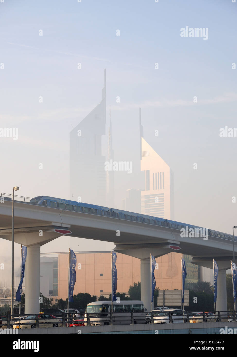 Metro di Dubai in Sheikh Zayed Road, Dubai Emirati Arabi Uniti Foto Stock