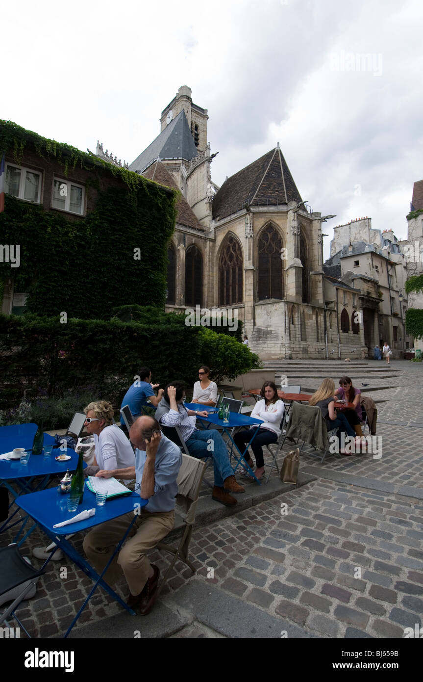 Caffetteria all'aperto e San Gervais-St. Chiesa Protais , Rue Barres, Quartiere di Marais, Paris, Francia. Foto Stock