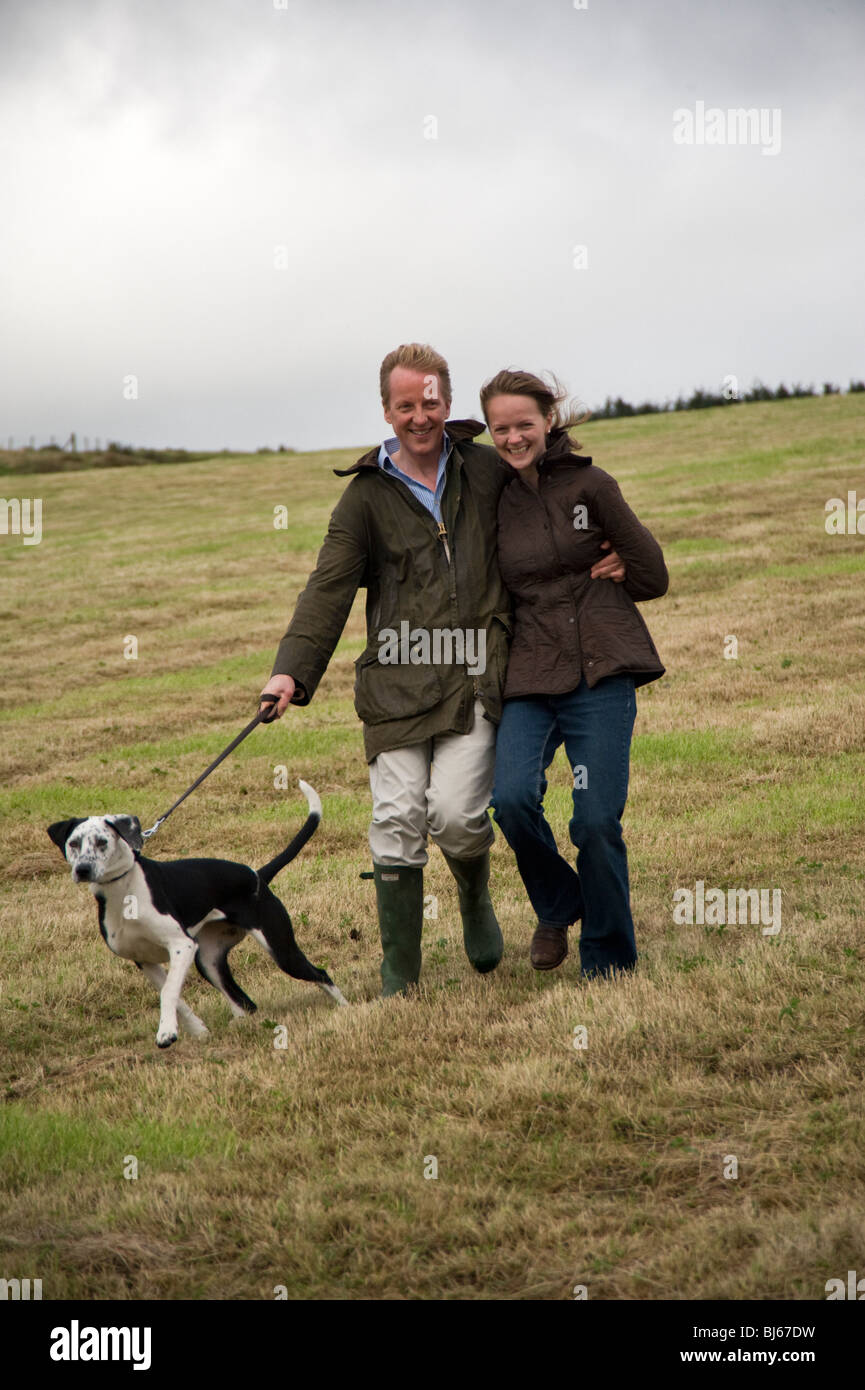 Coppia sposata a camminare e godere il loro stile di vita del paese, Cumbria, Regno Unito Foto Stock