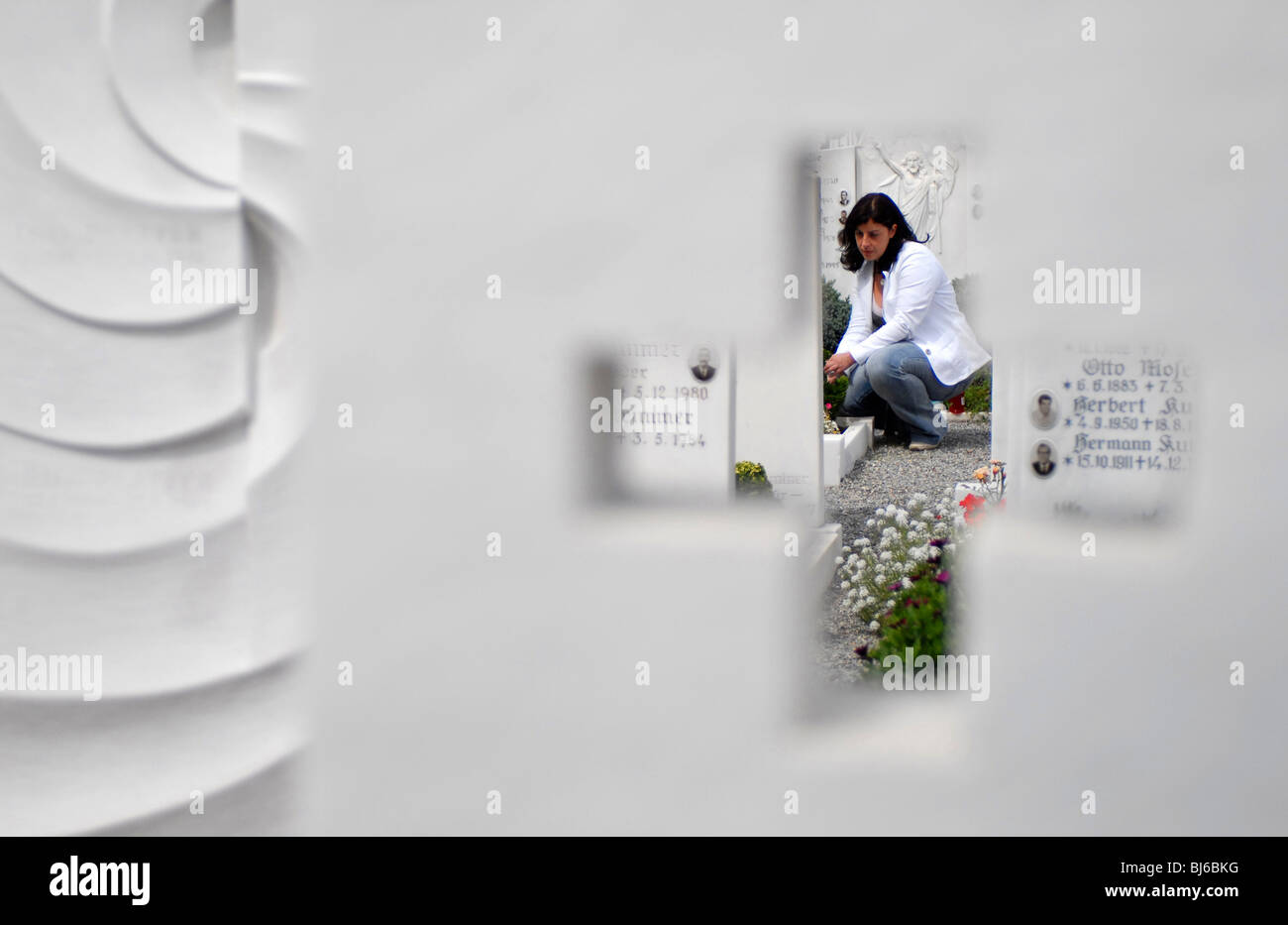 La donna in un cimitero, Lasa, Italia Foto Stock