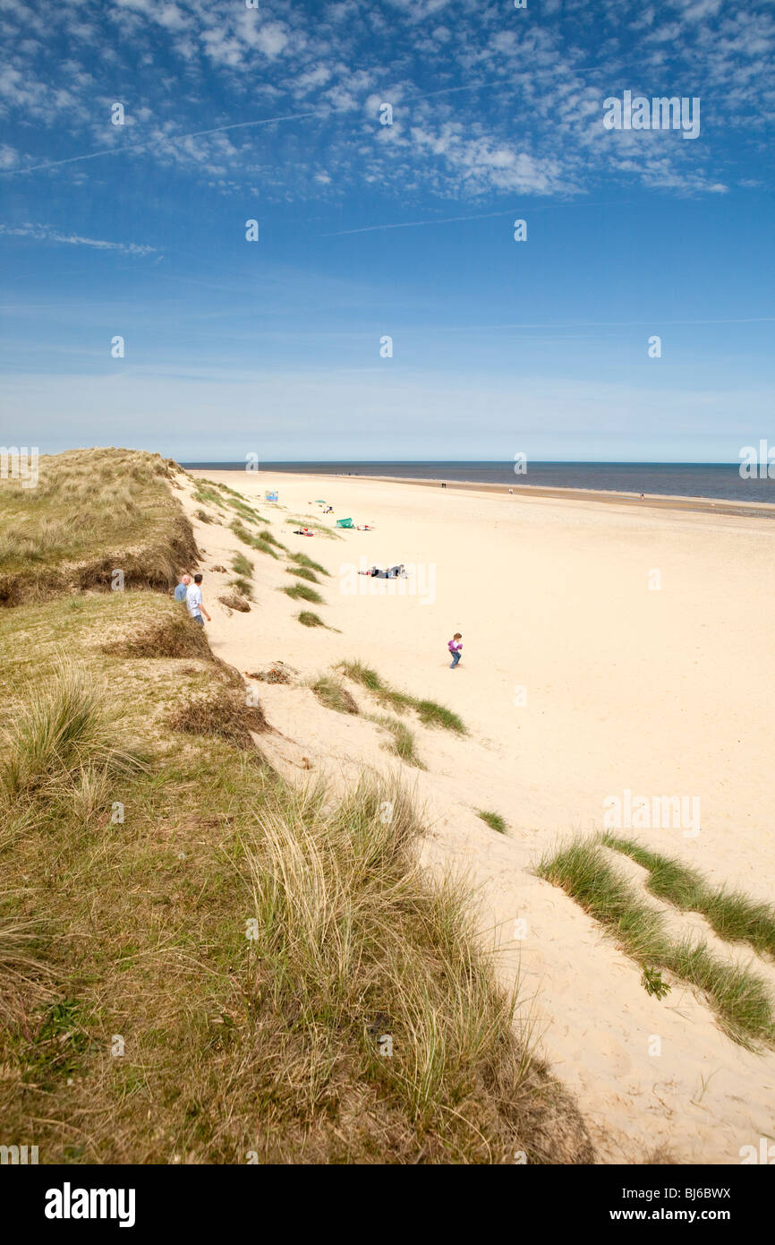 Regno Unito, Inghilterra, Norfolk, Winterton sulla spiaggia del mare, i visitatori nelle dune di sabbia Foto Stock