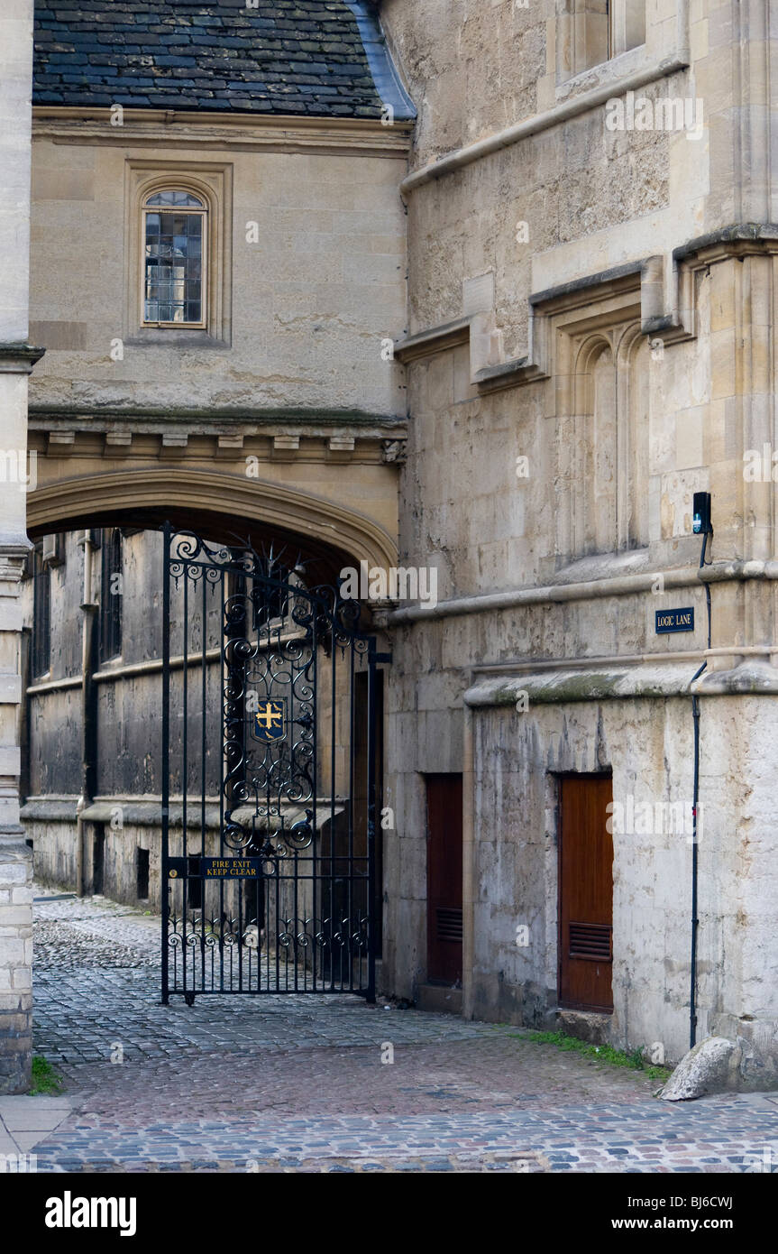 Logic lane Oxford con il ponte che collega l'edificio di Durham al University College di Oxford High Street Foto Stock