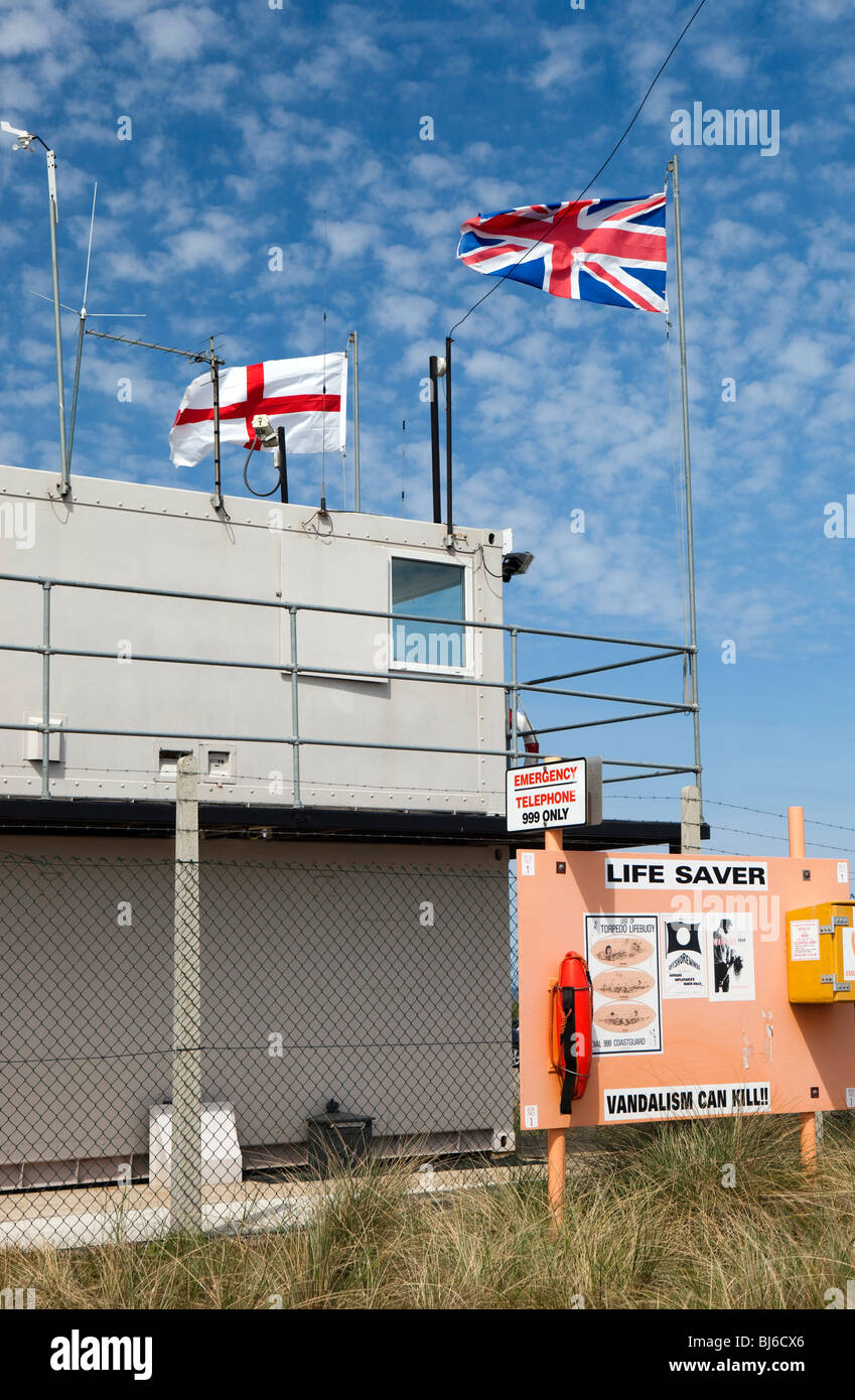 Regno Unito, Inghilterra, Norfolk, Winterton sul mare spiaggia, stazione coastwatch, telefono di emergenza Foto Stock