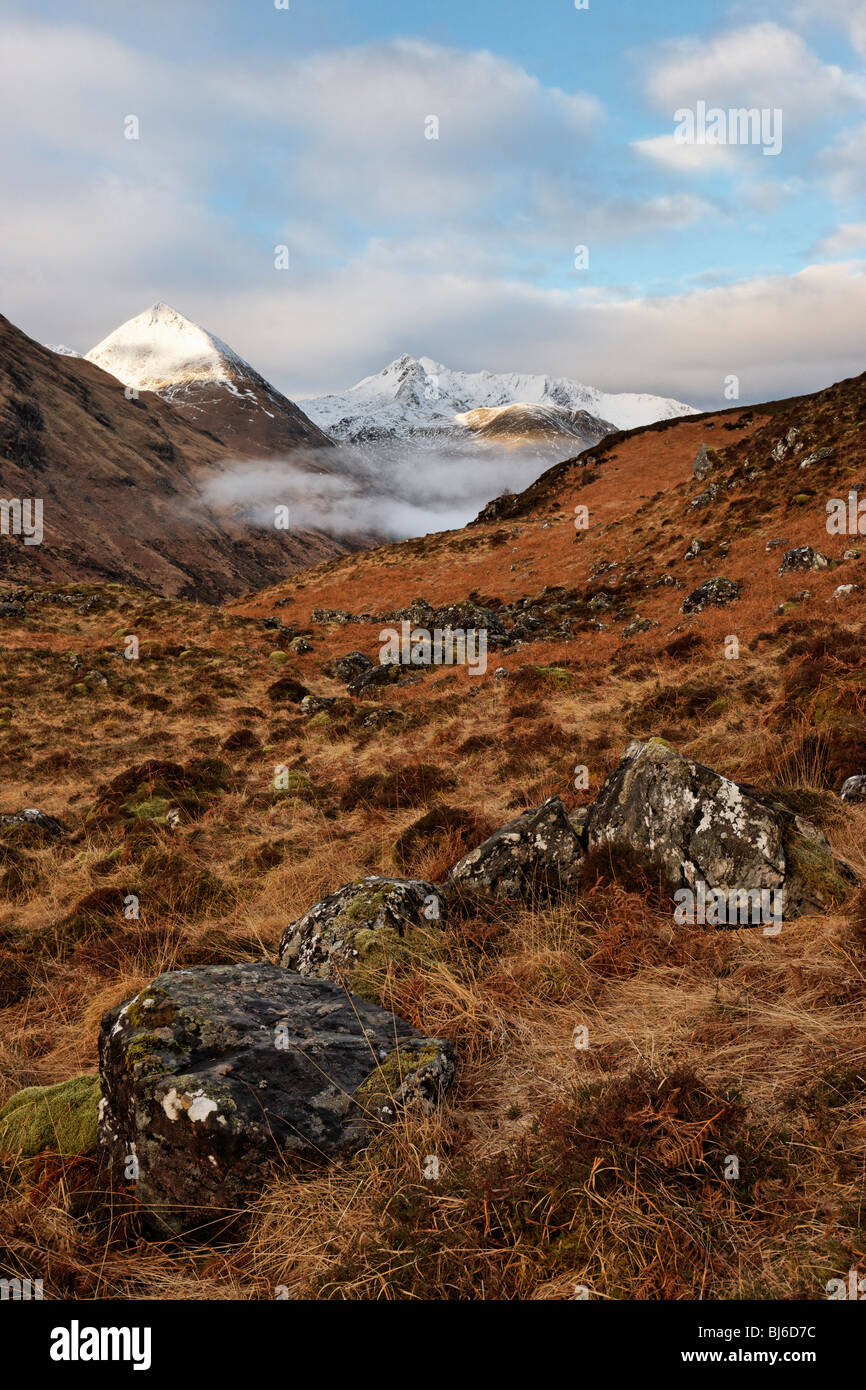 La Sella e Faochag dalla battaglia di Glen Shiel sito, Highland, Scotland, Regno Unito. Foto Stock